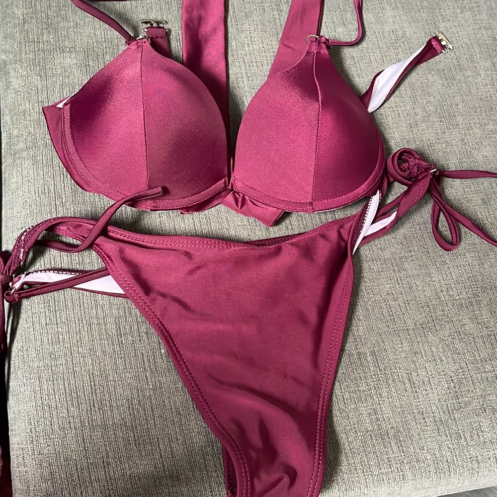 Maroon bikini - Picture 2 of 2